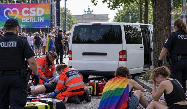 Berlin'de Onur Yürüyüşü'nde Dehşet: Minibüs Kalabalığa Daldı!