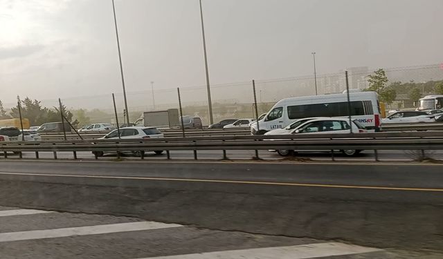 İstanbul’da Kabus Anları! Fırtına Toz Bulutuyla Geldi: Ağaçlar Devrildi, Seferler İptal Edildi