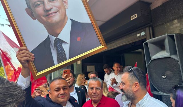 İzmir CHP'de Deprem Üstüne Deprem: 10 İlçe Topluca İstifa Etti, YENİ Parti'ye Geçti!