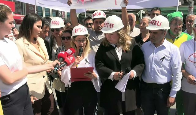 Kadıköy’de Emekli İsyanı: "Sadaka Değil Hakkımızı İstiyoruz" Diyerek İskele Meydanı'nda Tabak Kırdılar!