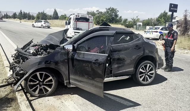 Malatya Havalimanı yolunda feci kaza: Tıra arkadan çarpan otomobil hurdaya döndü