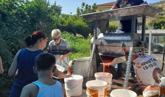 Selçuk’ta Kış Hazırlığı Başladı: Salça Sıkım Makinesi Mahalle Mahalle Gezecek!