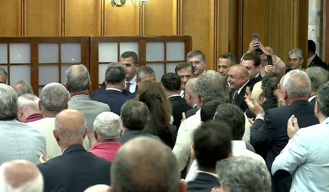 "Sokaktan Kaçanlar Masa Başında Siyaset Yapıyor!" Özgür Özel’den İktidara "Millet Ayakta" Çıkışı!