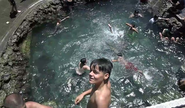Termometreler 40 dereceyi aştı, o tarihi mekan doldu taştı: Diyarbakır'da çocukların "kutsal" serinlik nöbeti başladı!