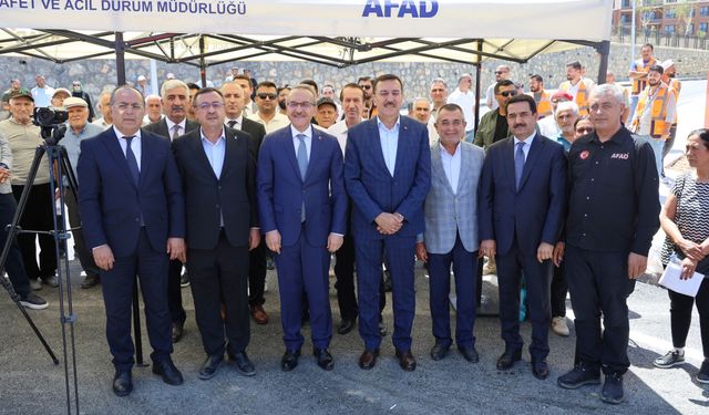 "Dağları Peynir Gibi Biçtik!" Malatya'da Depremzedelere Dev Teslimat: 4 Bin 359 Yuvanın Anahtarı Verildi!