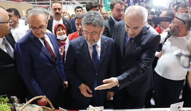 Malatya’da dev buluşma! 28. Kayısı Festivali Bakan İbrahim Yumaklı'nın katılımıyla görkemli başladı
