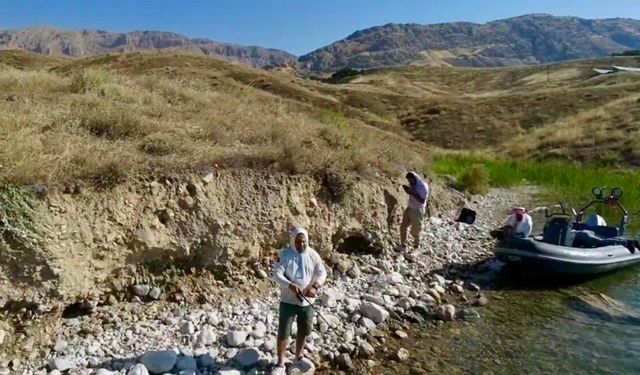 Karakaya Baraj Gölü’nde Nefes Kesen Mücadele: Yakala Bırak Turna Balığı Yarışması Başladı!