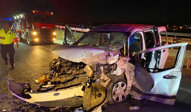 Bakım çalışmasının sürdüğü yolda iki araç kafa kafaya çarpıştı: 6 yaralı