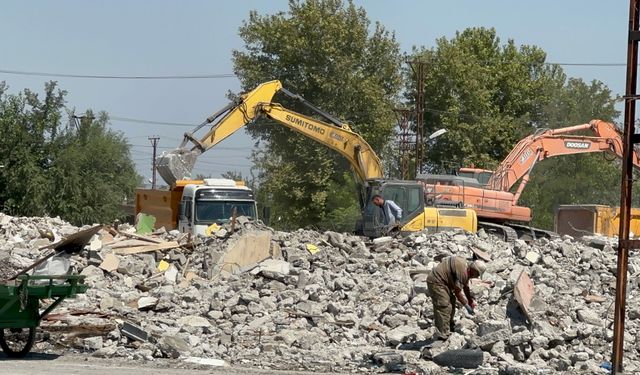 Malatya Küçük Sanayi Sitesi'nde Yıkım Devam Ediyor: Yüksek Kira ve Yer Sıkıntısı 66 Esnafa Dükkan Kapattırdı