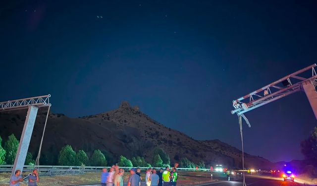 Malatya-Sivas Karayolunda Kaza: Mobese Direği Yola Devrildi, Yol Çift Yönlü Trafiğe Kapandı!