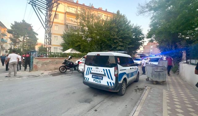 Malatya'da Akrabalar Arasında Meydan Savaşı: Taşlı Sopalı Kavgaya Biber Gazlı ve Silahlı Müdahale!