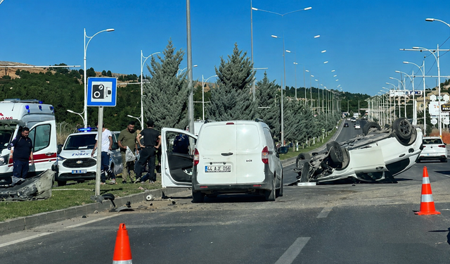 Malatya’da Üniversite Yolunda Feci Kaza: Kontrolden Çıkan Otomobil Direğe Çarptı, Sürücü Yola Savruldu!