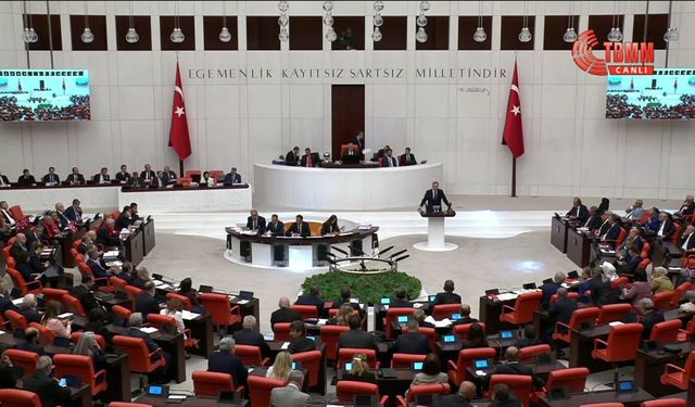 Meclis Salonu O An Kilitlendi: Bakırhan Söyledi, Devlet Bahçeli Ayakta Alkışladı!