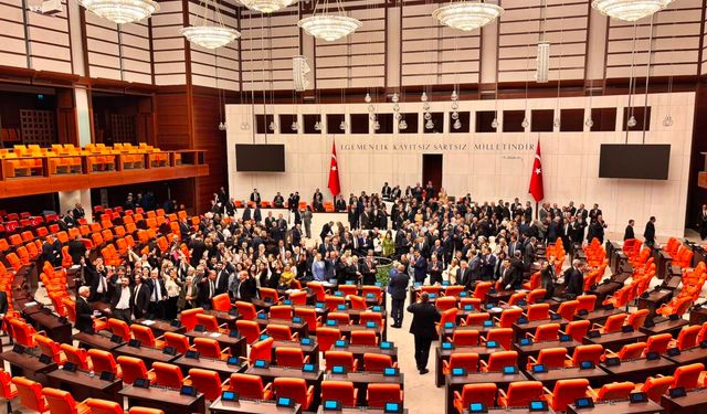 Meclis'te Tarihi Gece: Çerçeve Yasa TBMM'de Kabul Edildi, Genel Kurul'da Dikkat Çeken Temaslar Yaşandı!