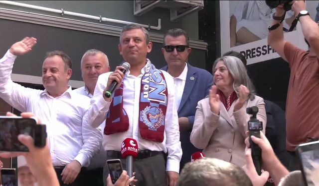 YENİ Parti Lideri Özgür Özel Trabzon’da Miting Havasında Konuştu: “Geleceğin İktidar Partisiyiz!”