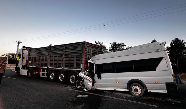 Hasat Dönüşü Can Pazarı! Malatya-Elazığ Yolunda Minibüs Tıra Çarptı: 18 Yaralı