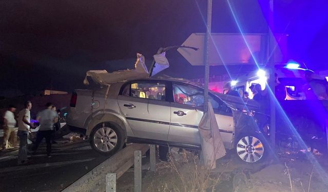 Refüje Çarpan Otomobilin 17 Yaşındaki Sürücüsü Hayatını Kaybetti!
