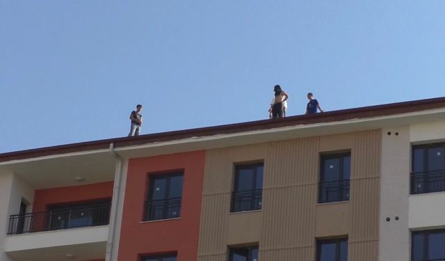 Malatya'da Hareketli Dakikalar: Ücretini Alamayan TOKİ İşçileri Çatıya Çıktı!