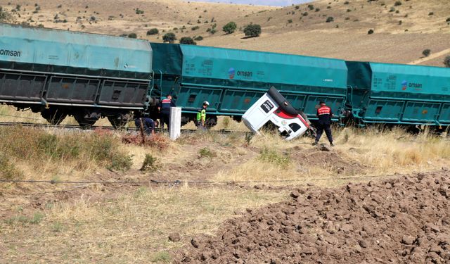 Malatya'da Hemzemin Geçitte Feci Kaza: Yük Treni Kamyona Çarptı!