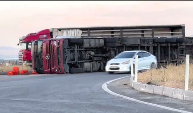 Malatya’da Kayısı Yüklü Tır Devrildi: Tonlarca Ürün Yola Savruldu