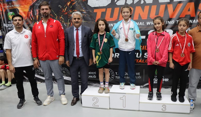 Malatya'da Uluslararası Güreş Heyecanı: 15 Ülkeden 1.019 Sporcu Minderde Ter Döktü