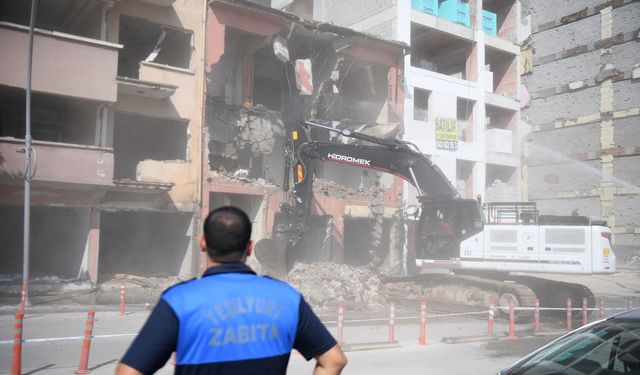 Yeşilyurt'ta Güvenlik Alarmı: Cadde Trafiğe Kapatıldı, Ekipler Harekete Geçti!