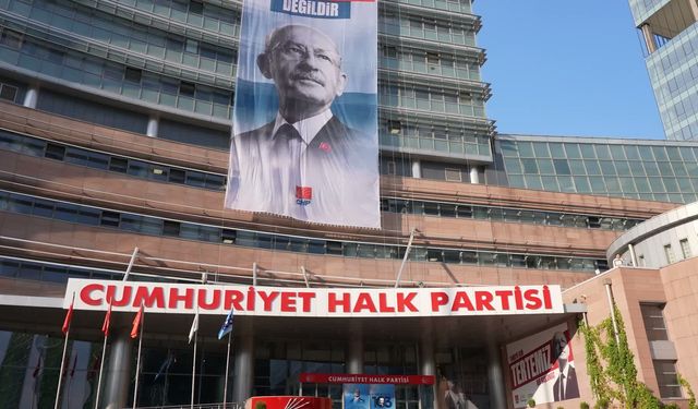CHP Genel Merkezi Binasına Dikkat Çeken Pankart Asıldı