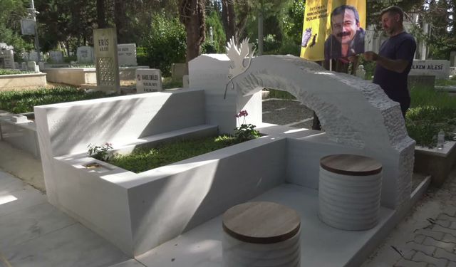 Tahliye Sonrası İlk Ziyaret Zincirlikuyu’ya: Selçuk Mızraklı Sırrı Süreyya Önder’in Mezarını Ziyaret Etti