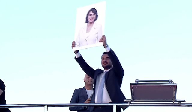 YENİ Parti'den Üsküdar'da Demokrasi Mitingi: Tutuklu Başkandan Mesaj Var