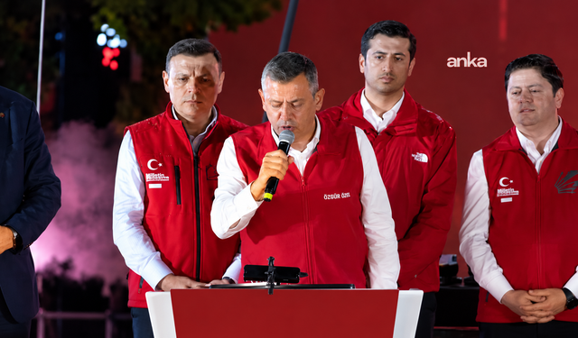 YENİ Parti Lideri Özgür Özel Kadıköy'den Haykırdı: "Cumhuriyet Bu Milletin Başının Üstündeki Yüce Çatıdır"