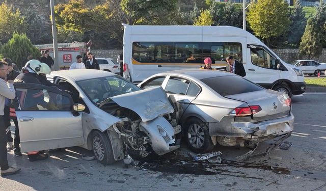 Malatya-Elazığ Karayolunda Flaş Kaza: 6 Araç Birbirine Girdi!