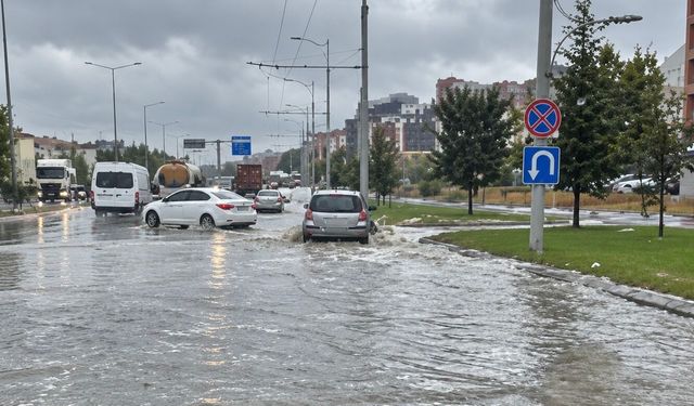 Meteoroloji Saat Verdi: 16 İlde Kuvvetli Yağış Alarmı!