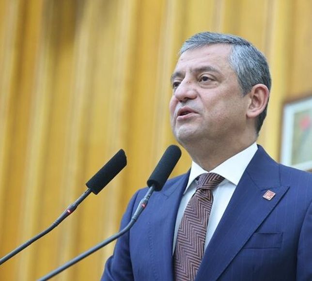 Özgür Özel’den Erdoğan’ın Müze Açıklamasına Sert Tepki: “Emeklinin Tabağı Boşken Altın Tabak Sergiliyor”