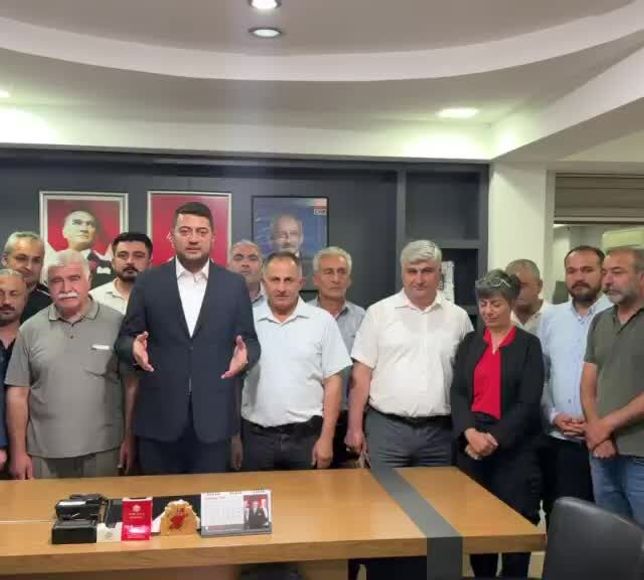 CHP Malatya İl Başkanlığı'na atanan Hakan Satılmış, gece yarısı il binasına girdi