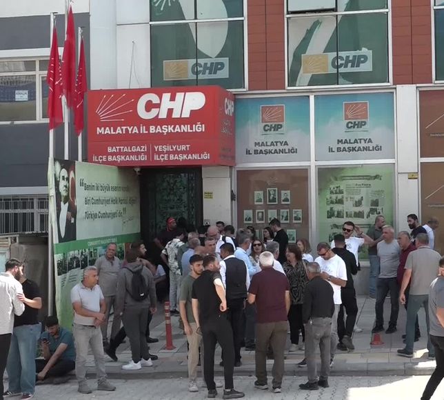 CHP Malatya'da İpler Tamamen Koptu: Çilingirli Devir Teslime "Hain" Posterli Protesto!