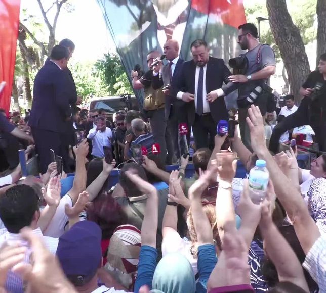 Özgür Özel Ödemiş'te Römorka Çıktı: "Biz Kimseyi Arkada Bırakmayız, Arkada Bıraktığımız Kişisel Hırslardır!"