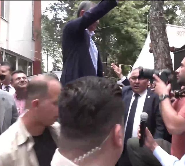 Özgür Özel’den Erdoğan’a Yeşilova’dan Meydan Okuma: “Sen Partiyi Alıp Başkasına Verebilirsin, Ben Milletin Gönlündeyim”