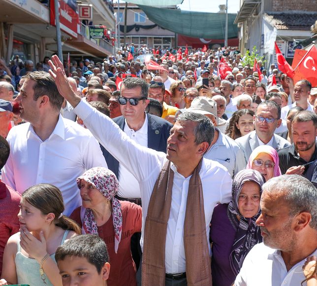 Türk Siyasetinde Kartlar Yeniden Dağıtılıyor: Özgür Özel'den Bomba Yeni Parti Sinyali!