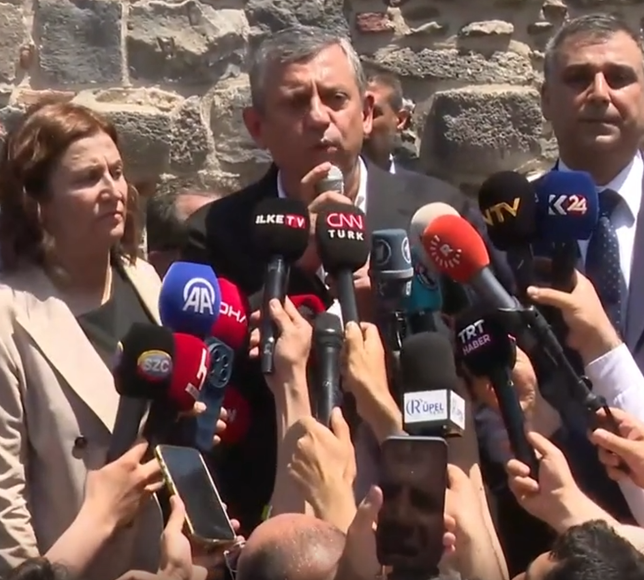 Diyarbakır'da Tarihi Karşılama! Özgür Özel'den Selahattin Demirtaş Mesajı: "Başımızın Gözümüzün Üstündedir"