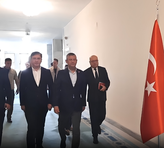 CHP'de hareketlilik: Özgür Özel kurmaylarıyla kapalı kapılar ardında toplandı, masada çok kritik başlıklar var
