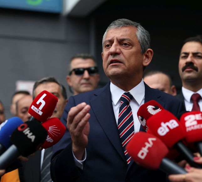 Anketten Çıkan Şok Sonuçlar: Özgür Özel Parti Kurarsa Birinci Sıraya Yerleşiyor, CHP Baraj Altında Kalıyor!