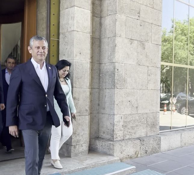 Özgür Özel, kurmaylarını topladı: CHP'de Yeni Parti Kartı Masada!