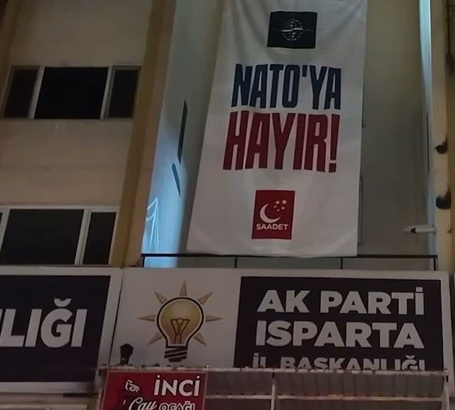 Saadet Partisi'nden valiliğe şok dava: 'NATO'ya hayır' pankartının cezası yargıya taşınıyor!