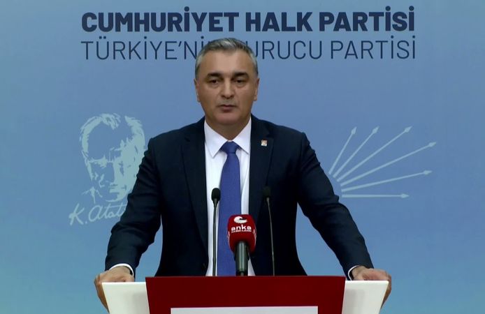 CHP Sözcüsü Müslim Sarı’dan Özgür Özel’e 'Koltukçu' Çıkışı: "Partiyi Bölüp Kaçmayı Tercih Ettiler!"