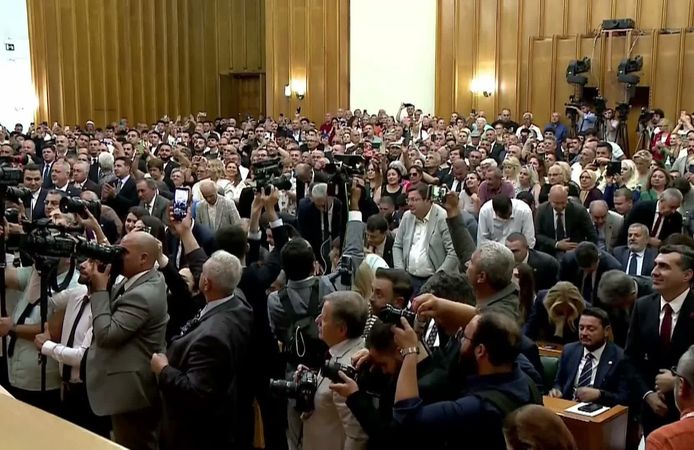 Özgür Özel’den Salonu Sallayan Giriş ve Sert Mesajlar: "Her Son Bir Başlangıçtır, Masumiyetlerinin Kefiliyiz!"