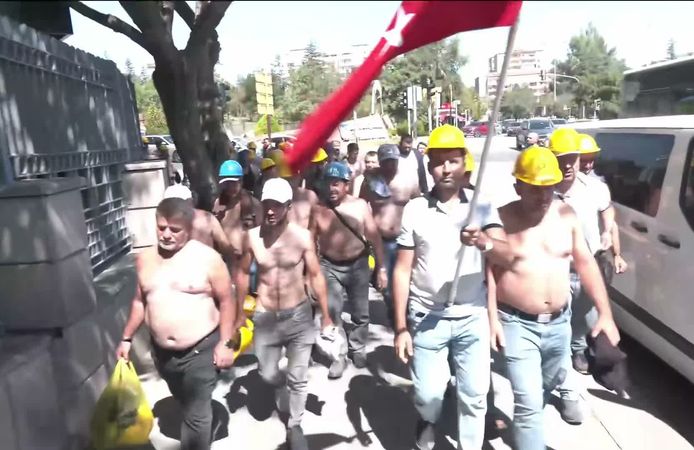 Bakanlık Önünde 12 Günlük Israr: Gözaltından Çıkan Madenciler Yeniden Eylemde!