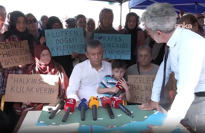 Rize’de Kafes Balıkçılığı Krizi: Özgür Özel Kadın Balıkçılarla Bir Araya Geldi