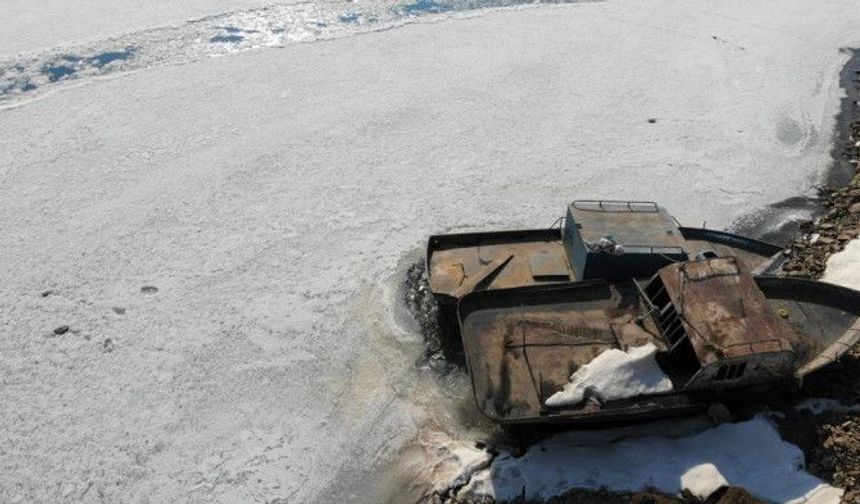 <p>Malatya ile Adıyaman arasında Çelikhan ilçesi sınırlarında bulunan Çat Barajı Göleti, kar yağışı sonrası hava sıcaklığının eksilere düşmesi ile tamamen buz tuttu.</p>
</p>