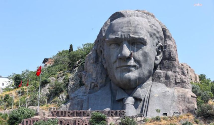 <p>Buca Belediyesi, Türkiye’nin en büyük rölyef heykeli olan Atatürk Maskı’nı profesyonel dağcılardan oluşan bir ekiple bakıma aldı. Atatürk Maskı’nı her yönüyle inceleyen ekipler, hava koşullarından ve kuşlardan kaynaklı kirlilikleri temizledi, yüzeyde oluşabilecek hasarları gözden geçirdi.</p>
</p>