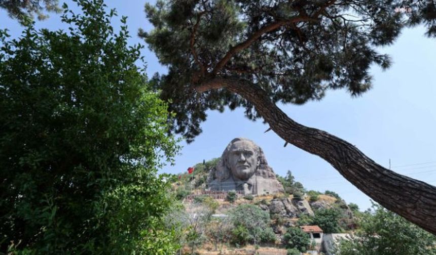 <p>İzmir’in sembollerinden biri haline gelen ve kenti Buca sırtlarından gören Atatürk Maskı, yaz bakımına girdi.</p>
</p>